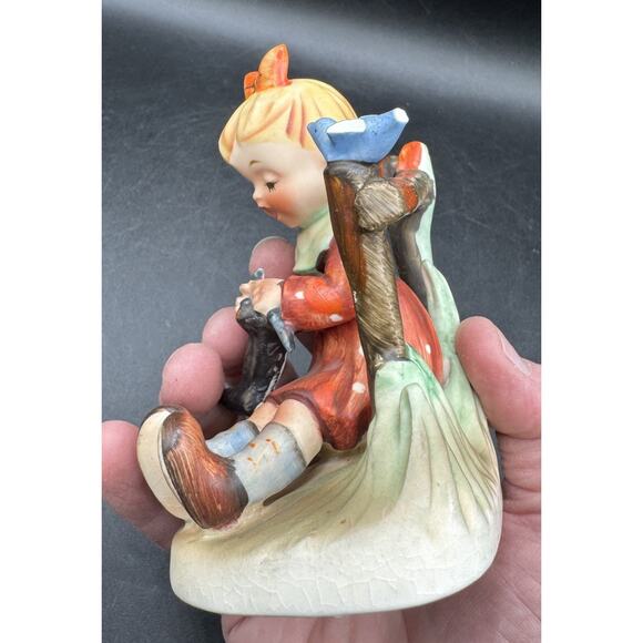 Vintage Erich Stauffer Figurine Girl Knitting Bluebird 7961 Crossed Arrows - Picture 5 of 9